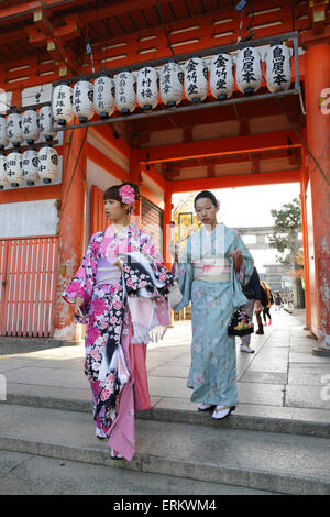Junge japanische Mädchen in traditionellen Kimonos, Yasaka-Schrein, Kyoto, Japan, Asien Stockfoto