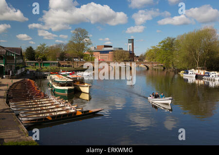 Boote auf dem Fluss Avon und die Royal Shakespeare Theatre, Stratford-upon-Avon, Warwickshire, England, Vereinigtes Königreich, Europa Stockfoto