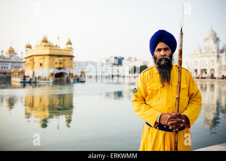 Porträt der Garde, Harmandir Sahib (Golden Temple), Amritsar, Punjab, Indien, Asien Stockfoto