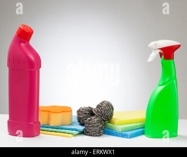 Reinigung von Gebinde und Schwämme mit einem Scheinwerfer weißer Hintergrund Stockfoto