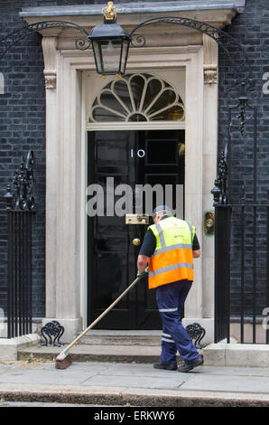 Straßenkehrer fegen die Tür der Nummer 10 Downing Street Stockfoto