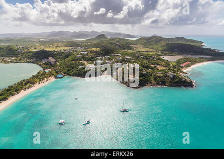 Luftaufnahme der Segelboote vor Anker ein paar Meter von der Küste von Antigua, Leeward-Inseln, West Indies, Karibik, Mittelamerika Stockfoto