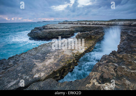 Geologische Teufelsbrücke, ein natürlicher Bogen geschnitzt am Meer von weichen und harten Kalkstein Simsen, Antigua Stockfoto