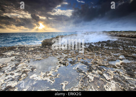 Teufelsbrücke, ein natürlicher Bogen geschnitzt am Meer von weichen und harten Kalkstein simsen der Formation Antigua, St. Johns, Antigua Stockfoto