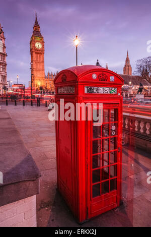 Typische englische rote Telefonzelle in der Nähe von Big Ben, Westminster, London, England, Vereinigtes Königreich, Europa Stockfoto