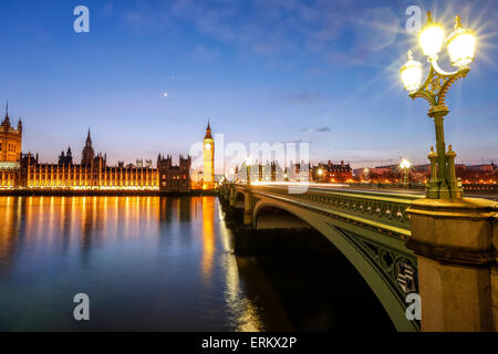 Blick auf die Themse, Big Ben und Palace of Westminster und Westminster Bridge bei Nacht, London, England, Vereinigtes Königreich, Europa Stockfoto