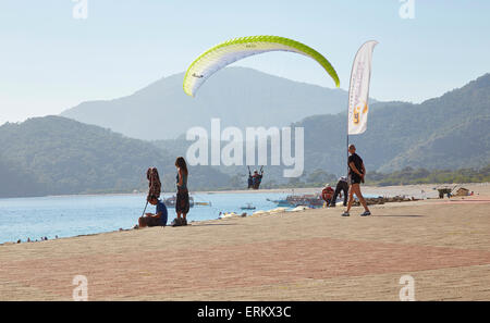 Paragliding in Oludeniz, in der Nähe von Fethiye, Türkei. Kommen, um am Strand zu landen. Stockfoto