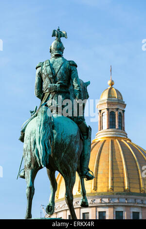 Goldene Kuppel der St. Isaaks Kathedrale, gebaut im Jahre 1818 und die Reiterstatue von Zar Nicholas, St. Petersburg, Russland Stockfoto