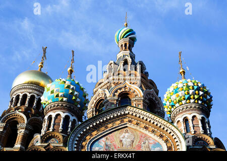 Kuppeln der Kirche des Retters auf Blut, UNESCO-Weltkulturerbe, St. Petersburg, Russland, Europa Stockfoto