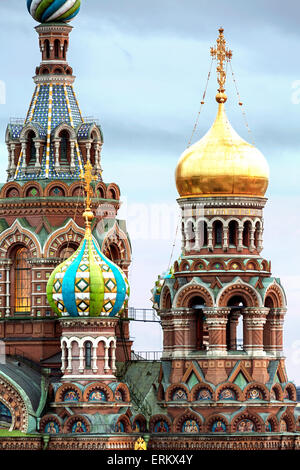 Kuppeln der Kirche des Retters auf Blut, UNESCO-Weltkulturerbe, St. Petersburg, Russland, Europa Stockfoto