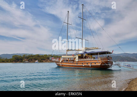 Eines der hölzernen Gulet Kardesler Boote für Ausflüge wie zum Beispiel der "12 Inseltour" vom Hafen von Fethiye, Türkei verwendet. Stockfoto