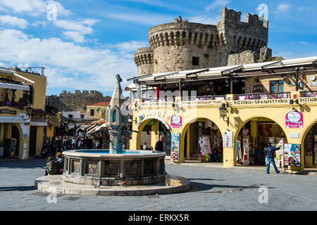 Mittelalterliche Brunnen am Hippokratous Square, die mittelalterliche Altstadt, UNESCO, Rhodos Stadt, Rhodos, Dodekanes, Griechenland Stockfoto