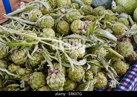 Ein Haufen von frischen Artischocken am Dienstag Markt in Fethiye, Türkei. Stockfoto