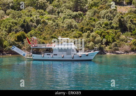 Freizeit-Boot, vor einer der Inseln im Golf von Göcek in der Nähe von Fethiye, Türkei verankert. Stockfoto