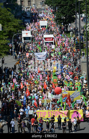 München, Deutschland. 4. Juni 2015. Demonstranten nehmen Teil an einer Protestkundgebung gegen den G7-Gipfel in München, Deutschland, 4. Juni 2015. Die Demonstration von G7-Kritikern statt mit dem Titel "Stop TTIP retten das Klima, Armut zu bekämpfen. Bildnachweis: Dpa picture Alliance/Alamy Live News Stockfoto