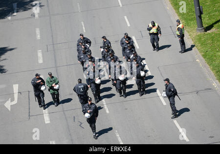 München, Deutschland. 4. Juni 2015. Polizisten sichern einen Protest gegen den G7-Gipfel in München, Deutschland, 4. Juni 2015. Die Demonstration von G7-Kritikern statt mit dem Titel "Stop TTIP retten das Klima, Armut zu bekämpfen. Bildnachweis: Dpa picture Alliance/Alamy Live News Stockfoto