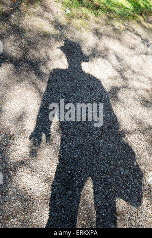 Schatten eines Mannes einen geströmten Hut im Sonnenlicht. UK Stockfoto
