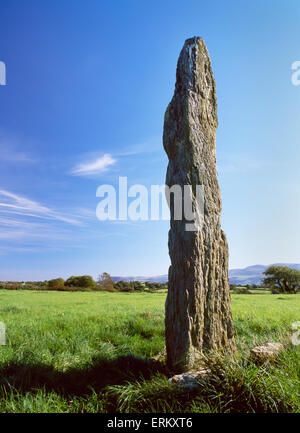 Aussehende E am Ty Gwyn Bronzezeit Stein auf einem auffällig hohen Punkt westlich von Cwm Cadnant, Anglesey stehen. Stockfoto