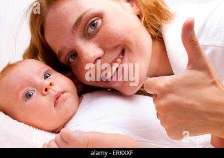 Dies ist eine niedliche Neugeborenes mit Mutter Stockfoto