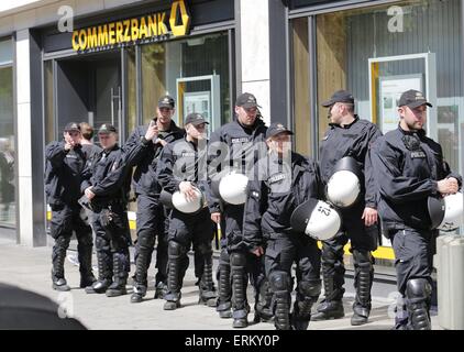 München, Deutschland. 4. Juni 2015. Polizisten sichern eine Bankfiliale während einer Protestaktion gegen den G7-Gipfel in München, Deutschland, 4. Juni 2015. Die Demonstration von G7-Kritikern statt mit dem Titel "Stop TTIP retten das Klima, Armut zu bekämpfen. Bildnachweis: Dpa picture Alliance/Alamy Live News Stockfoto