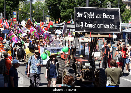 München, Deutschland. 4. Juni 2015. Demonstranten nehmen Teil an einer Protestkundgebung gegen den G7-Gipfel in München, Deutschland, 4. Juni 2015. Die Demonstration von G7-Kritikern statt mit dem Titel "Stop TTIP retten das Klima, Armut zu bekämpfen. Bildnachweis: Dpa picture Alliance/Alamy Live News Stockfoto