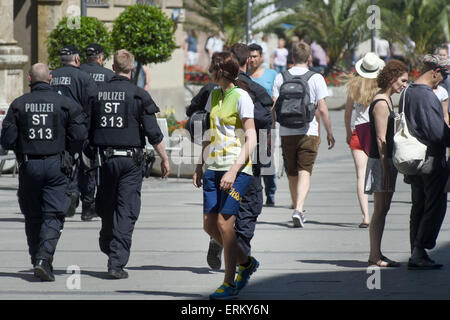 München, Deutschland. 4. Juni 2015. Passanten und Polizisten am Rande eines Protestes gegen den G7-Gipfel in München, Deutschland, 4. Juni 2015. Die Demonstration von G7-Kritikern statt mit dem Titel "Stop TTIP retten das Klima, Armut zu bekämpfen. Bildnachweis: Dpa picture Alliance/Alamy Live News Stockfoto