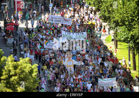 München, Deutschland. 4. Juni 2015. Demonstranten nehmen einen Protest gegen den G7-Gipfel in München, Deutschland, 4. Juni 2015. Die Demonstration von G7-Kritikern statt mit dem Titel "Stop TTIP retten das Klima, Armut zu bekämpfen. Bildnachweis: Dpa picture Alliance/Alamy Live News Stockfoto