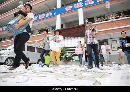 (150604)--HEFEI, 4. Juni 2015 (Xinhua)--Studenten tragen Bücher für Wanzhi Bildung Schule, eine Schule speziell für zweiten Mal Bewerber für College in Hefei, Hauptstadt der ostchinesischen Provinz Anhui, 4. Juni 2015, nach Hause zu verlassen ist auch der letzte Tag für Klasse vor Prüfungen. Mehr als 1.000 Studierende gehen, um die nationalen College-Aufnahmeprüfung zum zweiten Mal nehmen, sind hier ein ganzes Jahr lang untersucht worden, wiederholen den Zyklus der Studie Leben von früh morgens bis abends. Diese zweite Mal Bewerber nehmen nur einen freien Tag im Monat. Chinas nationale College-Aufnahmeprüfung werden h Stockfoto