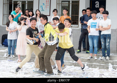 (150604)--HEFEI, 4. Juni 2015 (Xinhua)--Schüler posieren für Fotos nach Beendigung ihrer letzten Klasse Wanzhi Bildung Schule, eine Schule speziell für zweiten Mal Bewerber für College in Hefei, Hauptstadt der ostchinesischen Provinz Anhui, 4. Juni 2015, ist auch der letzte Tag für die Klasse vor Prüfungen. Mehr als 1.000 Studierende gehen, um die nationalen College-Aufnahmeprüfung zum zweiten Mal nehmen, sind hier ein ganzes Jahr lang untersucht worden, wiederholen den Zyklus der Studie Leben von früh morgens bis abends. Diese zweite Mal Bewerber nehmen nur einen freien Tag im Monat. Chinas nationale Hochschule entr Stockfoto