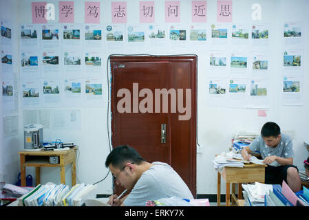 (150604)--HEFEI, 4. Juni 2015 (Xinhua)--Schüler lesen Bücher in der Wanzhi Ausbildung Schule, eine Schule speziell für zweiten Mal Bewerber für College in Hefei, Hauptstadt der ostchinesischen Provinz Anhui, 20. Mai 2015. Mehr als 1.000 Studierende gehen, um die nationalen College-Aufnahmeprüfung zum zweiten Mal nehmen, sind hier ein ganzes Jahr lang untersucht worden, wiederholen den Zyklus der Studie Leben von früh morgens bis abends. Diese zweite Mal Bewerber nehmen nur einen freien Tag im Monat. Chinas nationale College-Aufnahmeprüfung wird vom 7. Juni bis 9 dieses Jahres stattfinden.  (Xinhua/Guo Chen) (Angeles) Stockfoto