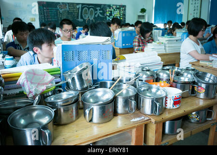 (150604)--HEFEI, 4. Juni 2015 (Xinhua)--Mittagessen Boxen sind in einem Klassenzimmer in Wanzhi Bildung Schule, eine Schule speziell für zweiten Mal Bewerber für College in Hefei, Hauptstadt der ostchinesischen Provinz Anhui, 20. Mai 2015 gesehen. Mehr als 1.000 Studierende gehen, um die nationalen College-Aufnahmeprüfung zum zweiten Mal nehmen, sind hier ein ganzes Jahr lang untersucht worden, wiederholen den Zyklus der Studie Leben von früh morgens bis abends. Diese zweite Mal Bewerber nehmen nur einen freien Tag im Monat. Chinas nationale College-Aufnahmeprüfung wird vom 7. Juni bis 9 dieses Jahres stattfinden.  (Xinhua/Guo Chen) (wy Stockfoto