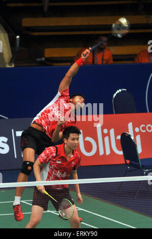 Jakarta, DKI Jakarta, Indonesien. 4. Juni 2015. JAKARTA, Indonesien - Juni 04: Indonesiens Tantowi Ahmad und Liliana Natsir kehrt ein Schuss Japans Kenichi Hayakawa und Misaki Matsutomo bei Mix Doppel bei der 2015 Indonesien Open Superseries Premier Badminton-Turnier in Jakarta am 4. Juni 2015. © Sijori Bilder/ZUMA Draht/Alamy Live-Nachrichten Stockfoto