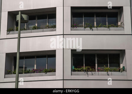 Schließen der Fenster und Balkone des Swissôtel The Stamford in Singapur Stockfoto