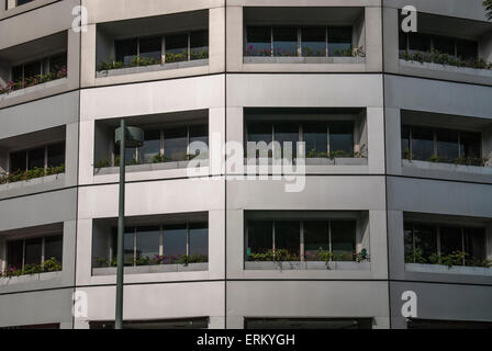 Schließen der Fenster und Balkone des Swissôtel The Stamford in Singapur Stockfoto