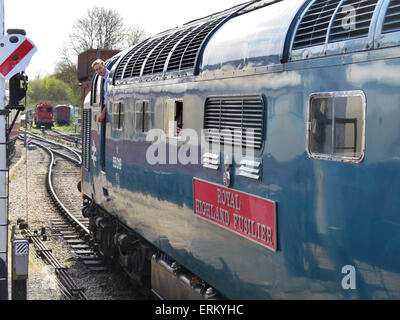 Der Fahrer des erhaltenen Deltic Diesel D9019 "Royal Highland Fusilier" (neue Nummer 55019) überprüft, ob die Wachen Flagge für die Ausreise aus Sheffield Park auf der erhaltenen Bluebell Railway in Sussex für seine Reise von Sheffield Park, East Grinstead Station Stockfoto