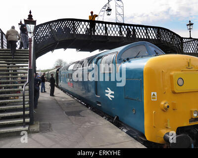 Erhaltene Deltic Diesel D9019 "Royal Highland Fusilier" (neue Nummer 55019), betritt Sheffield Park-Station auf der erhaltenen Bluebell Railway in Sussex auf seiner Reise von Sheffield Park, East Grinstead Stockfoto