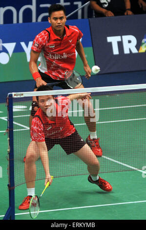 Jakarta, DKI Jakarta, Indonesien. 4. Juni 2015. JAKARTA, Indonesien - Juni 04: Indonesiens Tantowi Ahmad und Liliana Natsir kehrt ein Schuss Japans Kenichi Hayakawa und Misaki Matsutomo bei Mix Doppel bei der 2015 Indonesien Open Superseries Premier Badminton-Turnier in Jakarta am 4. Juni 2015. © Sijori Bilder/ZUMA Draht/Alamy Live-Nachrichten Stockfoto