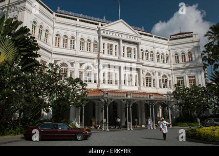 Teures Auto vor Raffles Hotel, Singapur Stockfoto