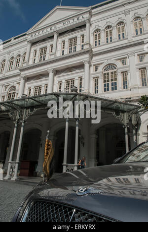 Teure Autos vor Raffles Hotel, Singapur Stockfoto