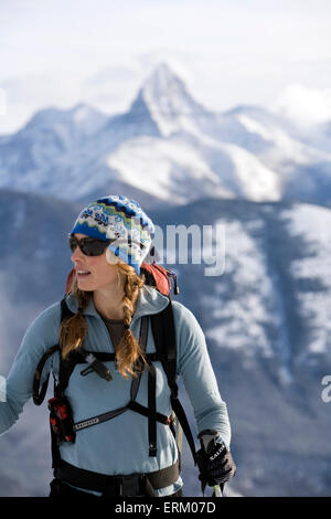 Weibliche Backcountry Skifahrer Häuten bergauf in den Rocky Mountains, Whitefish, Montana. Stockfoto