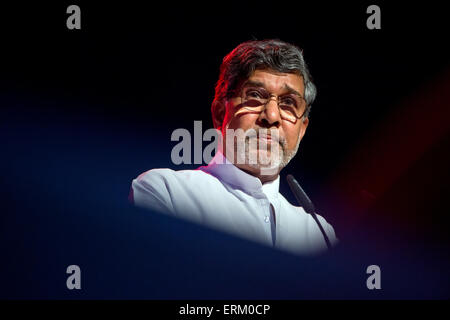 Stuttgart, Deutschland. 4. Juni 2015. Indische Nobel Prize laureate Kailash Satyarthi hält eine Rede zum Thema "Scociety ist verantwortlich für die Wirtschaft" während der 35. Evangelischen Kirchentag in Stuttgart, Deutschland, 4. Juni 2015. Foto: DANIEL NAUPOLD/Dpa/Alamy Live News Stockfoto