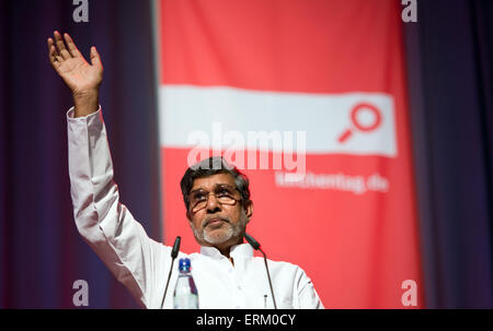 Stuttgart, Deutschland. 4. Juni 2015. Indische Nobel Prize laureate Kailash Satyarthi hält eine Rede zum Thema "Scociety ist verantwortlich für die Wirtschaft" während der 35. Evangelischen Kirchentag in Stuttgart, Deutschland, 4. Juni 2015. Foto: DANIEL NAUPOLD/Dpa/Alamy Live News Stockfoto