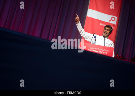 Stuttgart, Deutschland. 4. Juni 2015. Indische Nobel Prize laureate Kailash Satyarthi hält eine Rede zum Thema "Scociety ist verantwortlich für die Wirtschaft" während der 35. Evangelischen Kirchentag in Stuttgart, Deutschland, 4. Juni 2015. Foto: DANIEL NAUPOLD/Dpa/Alamy Live News Stockfoto