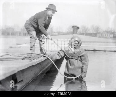 Antike 1929 Foto, Taucher John Robinson in Standard Tauchen Kleid im Harvards Newell Boat House auf den Charles River, Cambridge, Boston, Massachusetts, USA. Stockfoto