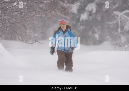 Mädchen spielt im Neuschnee, Lovell, Maine. Stockfoto