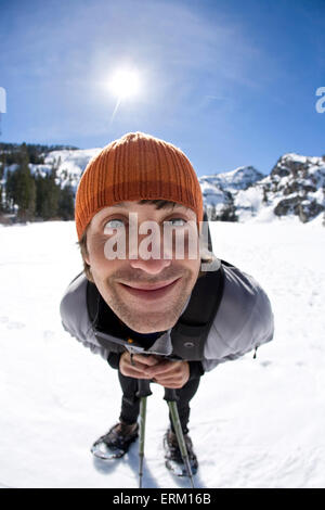 Junger Mann Schneeschuhwandern in der Nähe von Lake Tahoe, Kalifornien. Stockfoto