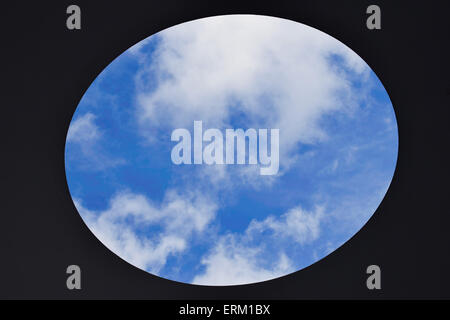 Sicht auf den Himmel durch das Dach der Skyspace Installation im Kielder, Northumberland. Gebaut von James Turrell. Stockfoto