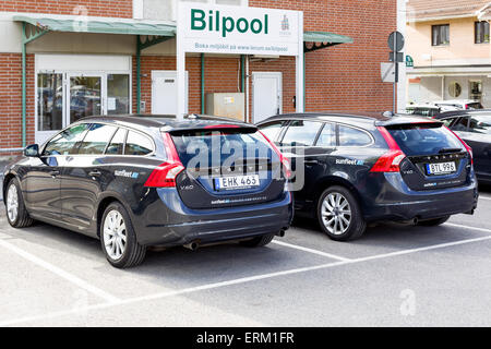 Sunfleet carpool Parkplatz mit umweltfreundlichen Volvo Cars in der Stadtmitte, Lerum, Schweden. Model Release: Nein Property Release: Nein. Stockfoto