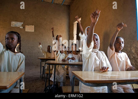 Kinder in einer Grundschule in El-Ar - ein Dorf im Norden des Sudan. Stockfoto