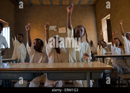 Kinder in einer Grundschule in El-Ar - ein Dorf im Norden des Sudan. Stockfoto